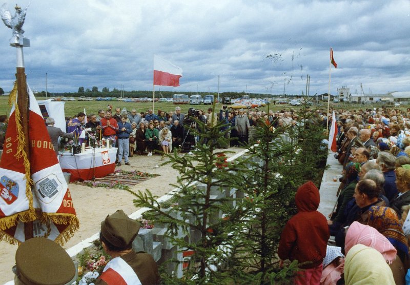 KKE 4902.jpg - Fot. Poświęcenie i otwarcie cmentarza żołnierzy AK w Surkonta - koło Lidy. Cmentarz zabitych żołnierzy AK w VIII 1944 r. przez wojska sowieckie, Surkonty – koło Lidy, 25 VIII 1991 r.